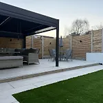 5 Bed Town House Within City Centre And Sleeps Up To 11 With Sky And Netflix